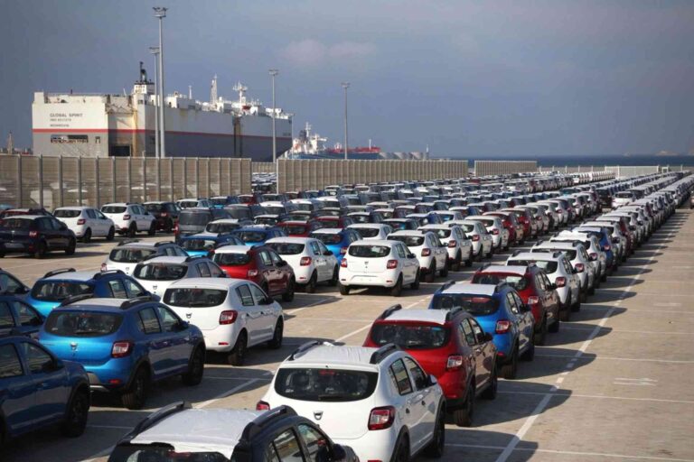 Le gouvernement français ajuste les règles de dédouanement pour les véhicules importés.