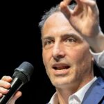 Présidentielle 2027 : Raphaël Glucksmann face à Jean-Luc Mélenchon pour l&rsquo;électorat de gauche