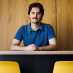 Gage Coon, chercheur au MIT, étudie le rôle des microbes dans les écosystèmes terrestres.