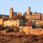 Cité médiévale varoise : une alternative au tourisme de masse cet été.