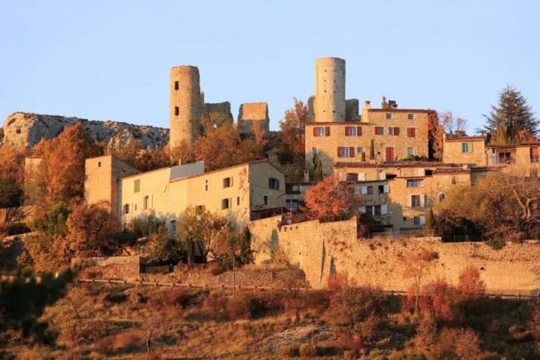 Cité médiévale varoise : une alternative au tourisme de masse cet été.