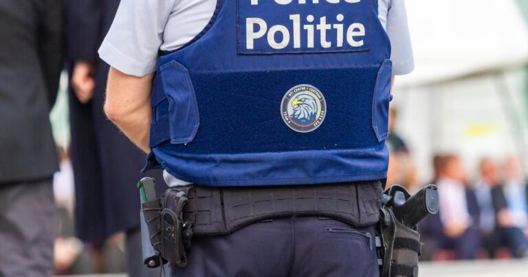 Tir et bagarre au couteau dans un café à Molenbeek, plusieurs blessés signalés.