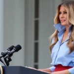 Melania Trump réapparaît après un mois d&rsquo;absence, suscite des réactions aux États-Unis.