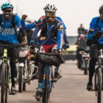 Miguel Masaisai, cycliste pour la paix, arrive à Kinshasa et suscite l’intérêt national.