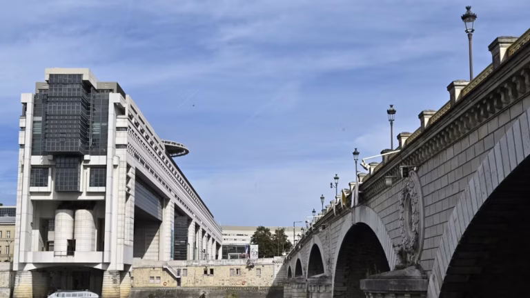 Le déficit de la France augmente, entraînant des coûts d’emprunt élevés.