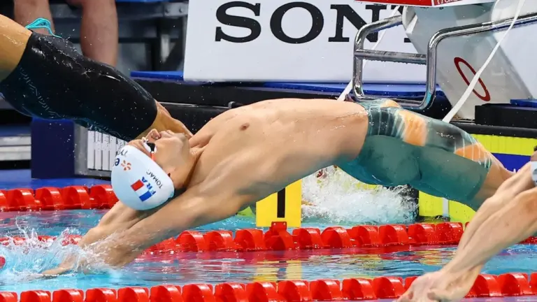 Mewen Tomac, représentant la France, disputera la finale du 100 m dos aux Championnats d’Europe de natation.
