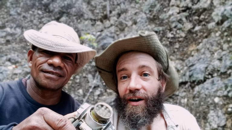 Un Français raconte sa lutte contre la soif après une chute en montagne.