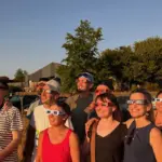 Des centaines de Lavallois assistent à l&rsquo;éclipse solaire, un phénomène astronomique rare.