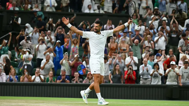 Wimbledon : Novak Djokovic remporte un match de 4h56 sans céder face à ses adversaires.