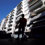 Nadège, gardienne d&rsquo;immeuble à Nice, témoigne de la vie des familles depuis 34 ans.