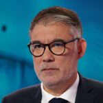 Olivier Faure critique Emmanuel Macron pour ses vacances à Brégançon pendant les crises en France.