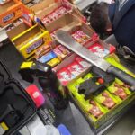 Découverte d’une machette, d’un taser et d’une bombe lacrymogène à Nice, deux arrestations.