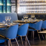 Un restaurant semi-gastronomique à volonté ouvre à Nice, proposant homard et truffe.