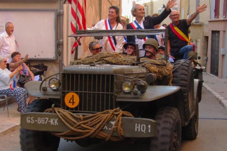 Élus défilent en véhicules d’époque lors de la célébration de la libération à Varages, Barjols et Rians.