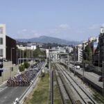 Les coureurs de la Vuelta empruntent la voie rapide à Nice lors de la deuxième étape.