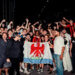 Elye Wahi accueilli par les supporters de l’OGC Nice à l’aéroport ce dimanche soir