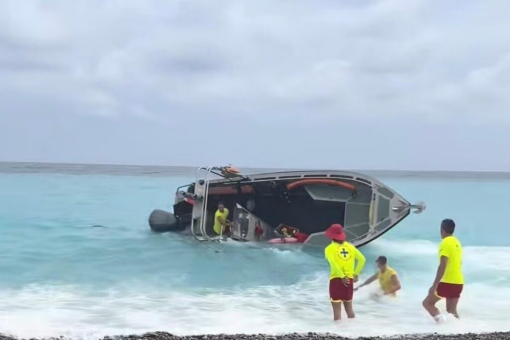 Nice : une embarcation des pompiers se retourne sur la plage lors d’une intervention.