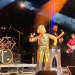 Concerts d’été à Sanary : Julie Zenatti, Aïoli, Queen et Goldman en performance avant le jazz.