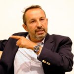 Sébastien Chenu critique David Lisnard, accusé de soutenir un système libéral.