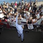La Patrouille de France saluée par le public après son spectacle à Menton