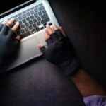 Une cyberattaque sophistiquée cible un pôle ministériel, des mesures de sécurité renforcées.
