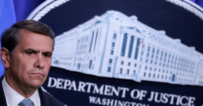 Todd Blanche nommé ministre de la Justice, suscite des tensions au sein du cabinet Trump.