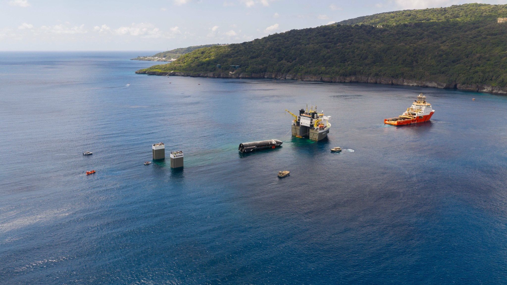 SpaceX charge le vaisseau Starship sur un navire semi-submersible dans l’océan Indien.