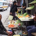 À Madagascar, des familles réduisent leur budget alimentaire pour financer la rentrée scolaire.