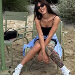 Elle intègre sa prothèse de jambe dans ses tenues et redéfinit les normes de la mode.