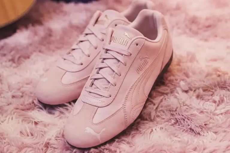 Puma Speedcat Étoile x Rosé : une sneaker fine conçue pour la danse.