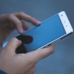 Loi sur les réseaux sociaux : l&rsquo;interdiction des portables au lycée pourrait entrer en vigueur en France.