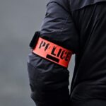 Homme alcoolisé condamné à six ans de prison pour avoir menacé des policiers à Cannes.