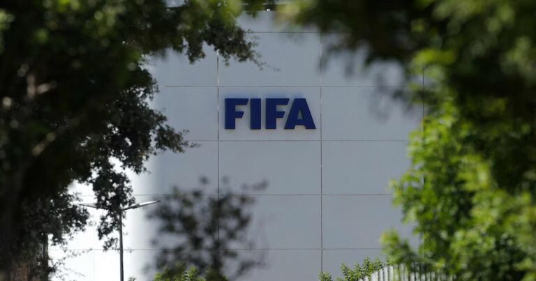 La FIFA reconnaît des erreurs après la controverse sur l’ouverture aux investisseurs privés.