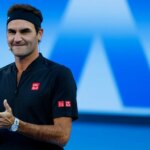 Roger Federer affronte Bernard Arnault lors d&rsquo;un match de tennis en Sicile.