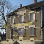 Dr Akiyo, médecin béninois, exerce dans un village français confronté à des défis sanitaires.