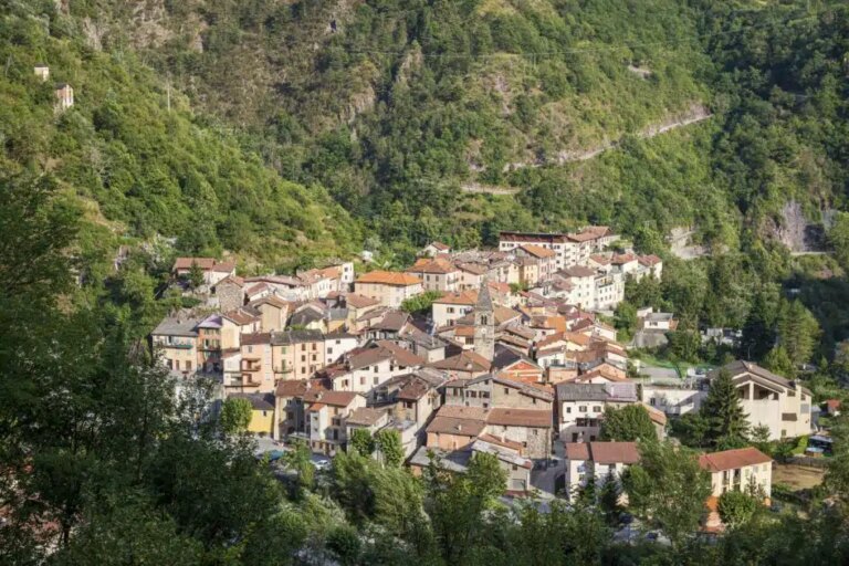 Dénicher un coin de paradis dans les Alpes-Maritimes : un défi pour les investisseurs immobiliers.