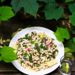 Recette grecque : salade de haricots blancs, oignons et citron pour une cuisine méditerranéenne saine