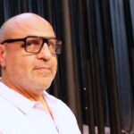 Ahmed El Attar adapte «Every Brilliant Thing» au Théâtre, une œuvre sur la résilience humaine.