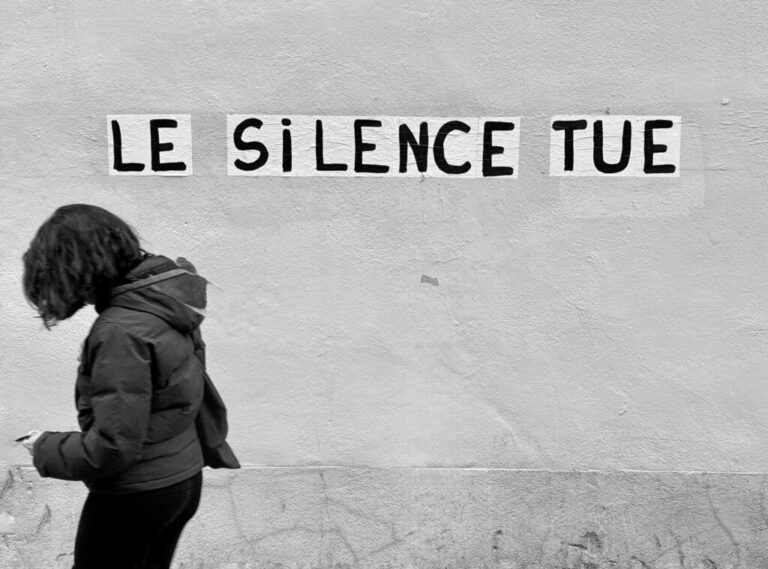 Silence éthique : Hagay Sobol aborde les défis contemporains face au tumulte mondial.