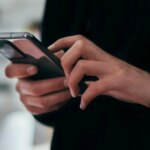 L’Europe établit de nouvelles régulations sur les chatbots et deepfakes en matière d’IA.