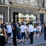 Des files d&rsquo;attente se forment devant des boutiques pour des lunettes d&rsquo;éclipse solaire.