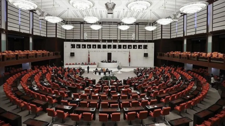 Le Parlement turc adopte une loi d’amnistie conditionnelle pour des militants du PKK.