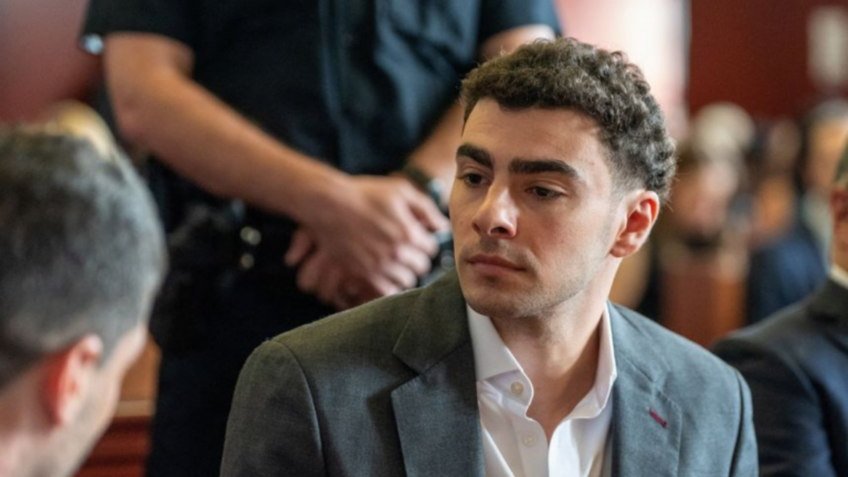 Luigi Mangione plaide coupable dans l’assassinat du dirigeant d’UnitedHealthcare.
