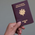 Un passeport abîmé empêche des voyageurs français de prendre un vol et entraîne une perte de 3 000 euros.