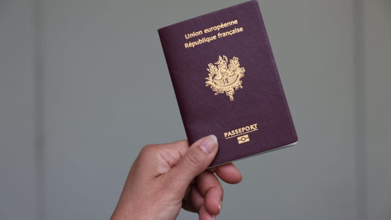Un passeport abîmé empêche des voyageurs français de prendre un vol et entraîne une perte de 3 000 euros.