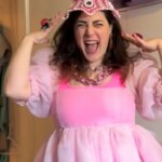 Une femme démontre que l&rsquo;assurance peut transformer une tenue excentrique en atout.