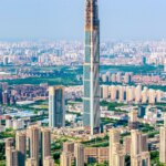 Chine : un gratte-ciel de 595 mètres inachevé illustre la crise immobilière des villes fantômes.