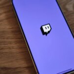 Amazon utilise des données des utilisateurs de Twitch pour développer son IA, suscitant des inquiétudes.