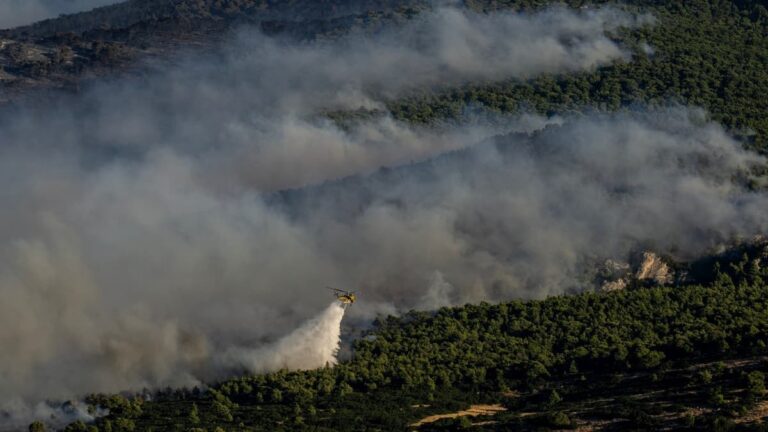 Collision entre deux hélicoptères en Grèce lors d’une intervention contre un incendie, équipages recherchés.
