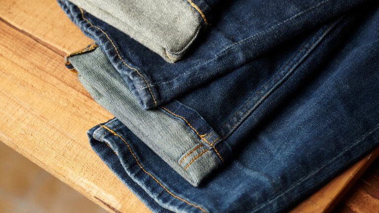 Une méthode simple pour raccourcir un jean sans couture, selon des experts en couture.